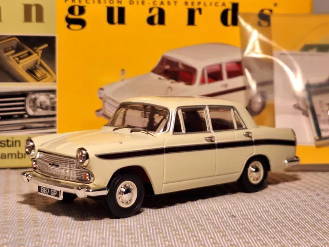 Corgi Vanguards 1:43 Austin A60 Cambridge - Snowberry White & Maroon Va04404