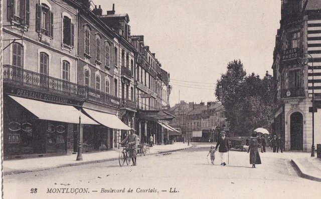 Carte postale ancienne postcard MONTLUCON 28 LL boulevard de Courtais vélo
