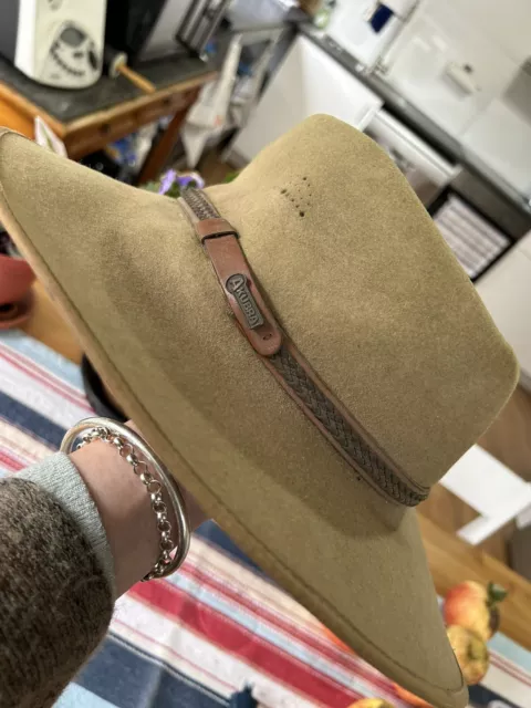 akubra hat