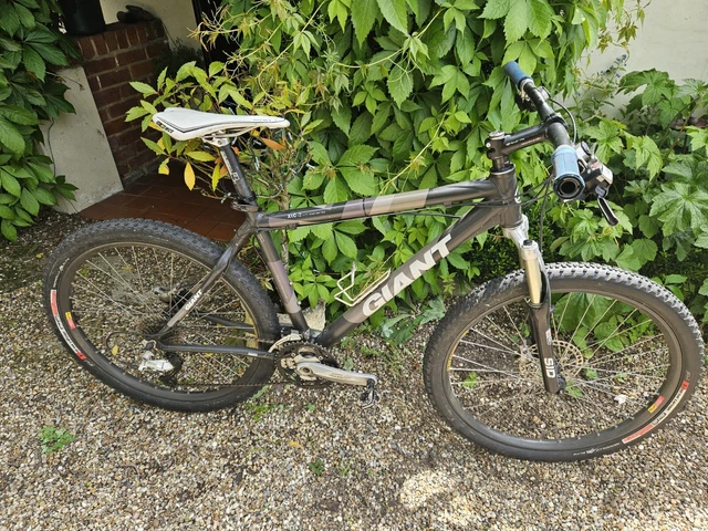 GIANT XTC 2 Mountain Bike 26inch wheels Hydro Brakes Medium Frame