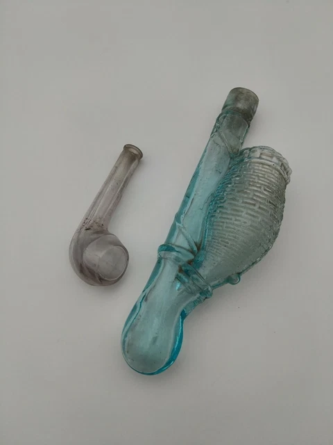 2 anciennes bouteilles en verre pressé représentant des PIPES fin XIXe