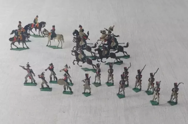 Ancien lot de figurines / soldats, en étain, plat d'étain / Zinnfiguren