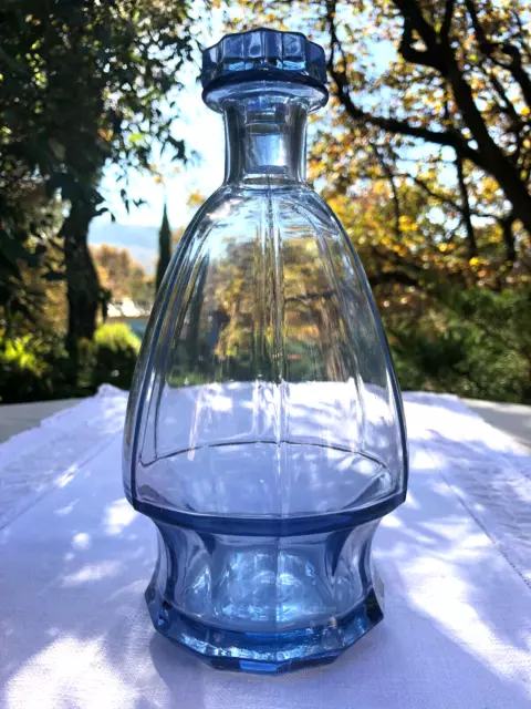 Carafe ancienne en verre bleu mauve