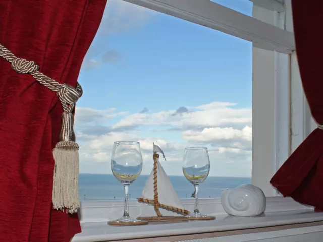 7 Nights rental of self-catering apartment in Whitby from Fri 12 Apr 2024