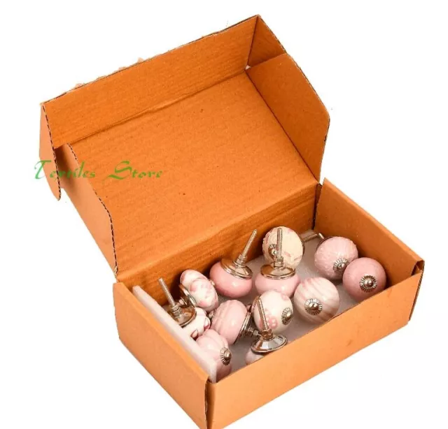 Assortiment rares boutons et tirages d'armoire en céramique peints à la main avec matériel en laiton