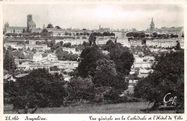 ANGOULEME - Vue générale sur la Cathédrale et l'Hôtel de Ville