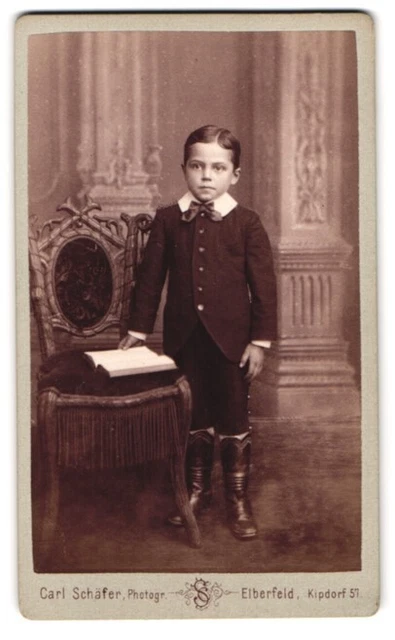 Fotografie Carl Schäfer, Elberfeld, Kipdorf 57, Portrait Knabe im schwarzen Anz