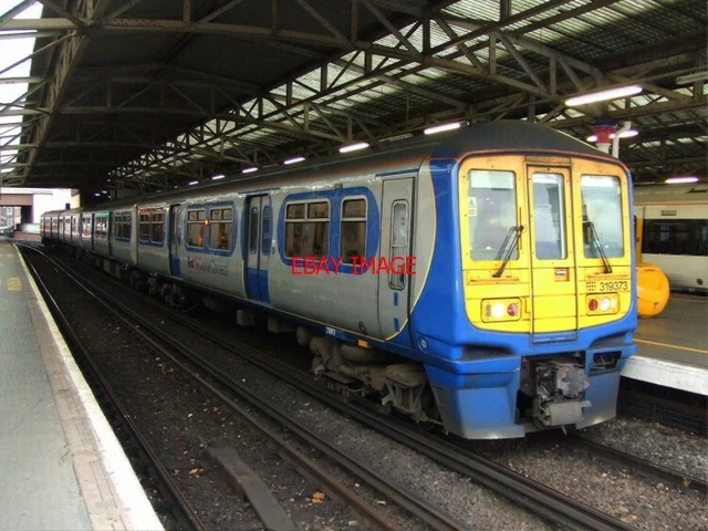 PHOTO CLASS 319 4-Car Emu No 319 373 At Blackfriars On A Luton - Sutton ...