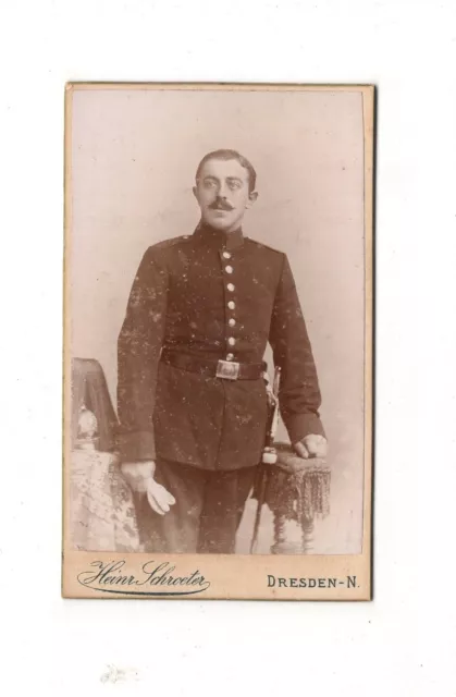 CDV Foto Garde-Soldat mit Pickelhaube und Busch - Dresden 1890er