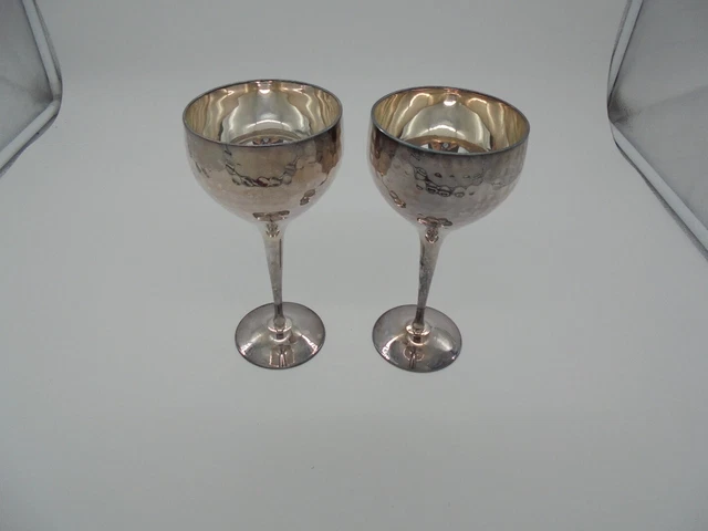 Copas de metal niqueladas con afecto martillado en el tazón exterior.
