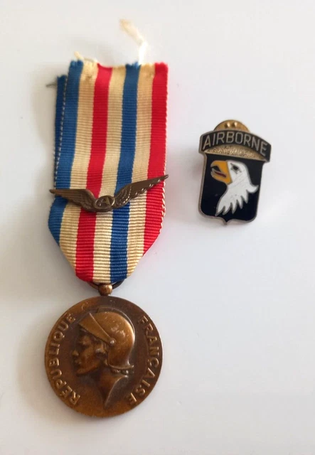 Lot 2 Decorations Badge Aviation REF74361