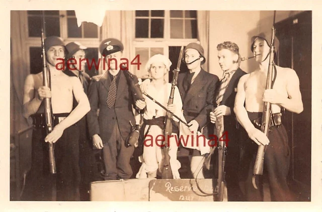 Budenzauber mit Nachthemd und Stahlhelm Jüterbog