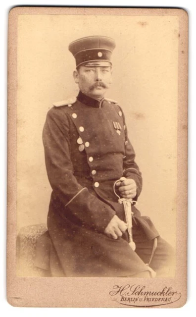 Fotografie H. Schmuckler, Berlin-Friedenau, Moselstr. 2, Offizier in Uniform mi
