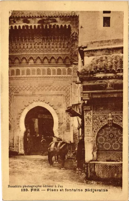 CPA AK MAROC FEZ - Place et fontaine Nedjarains (92746)