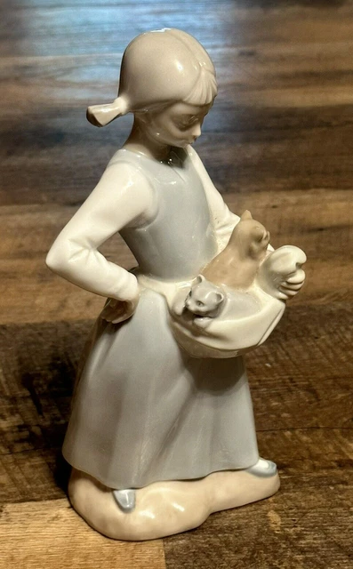 Lladro Nao Figure Girl Pigtails With Kittens Cat In Apron 9" Tall Figurine Good Lladro Nao Figure Girl Pigtails With Kittens Cat In Apron 9" Tall Figurine Good