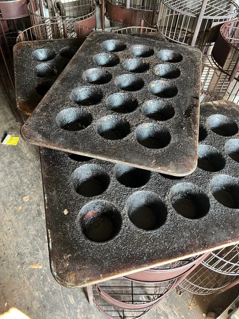 Lot of 250 Commercial Full Size Bakery Baking Muffin Round Cupcake Pans Tins