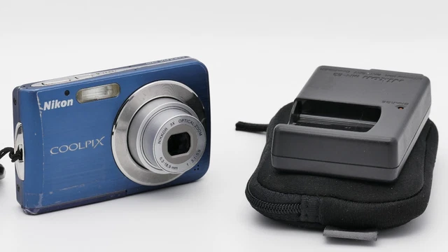 NIKON COOLPIX S210 CCD 8 MP Nikkor x3 f/3.1 - 5.9 2,5" LCD APPAREIL PHOTO + ETUI