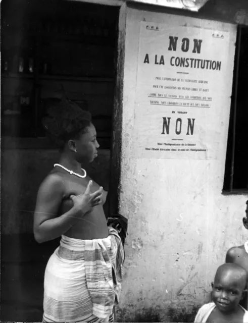 Photo originale guinée femme enfants affiche vote non constitution 1958