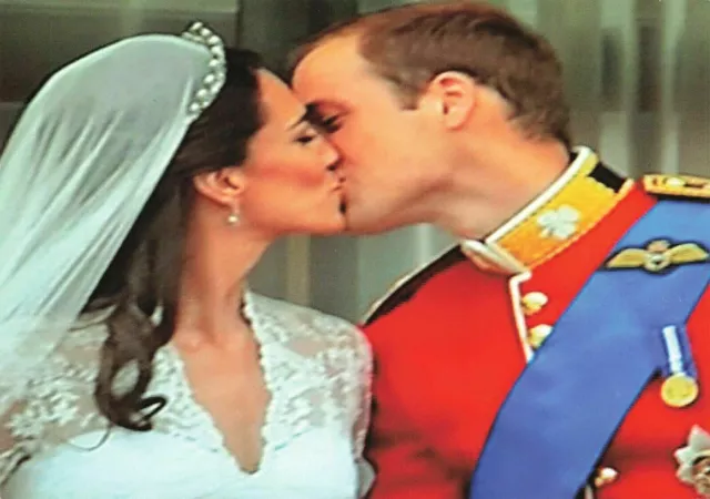 Royal Wedding Royalty Postcard, Prince William and Kate - The Kiss MX0