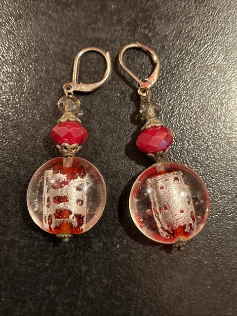 Ancienne paire de boucles d'oreille croix en nacre dans écrin