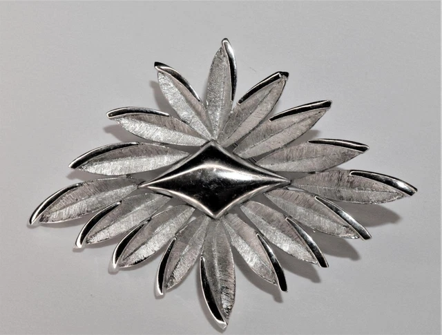 Broche Vintage Signée Crown Trifari - Motif Fleur Et Feuille En Métal Texturé Argenté