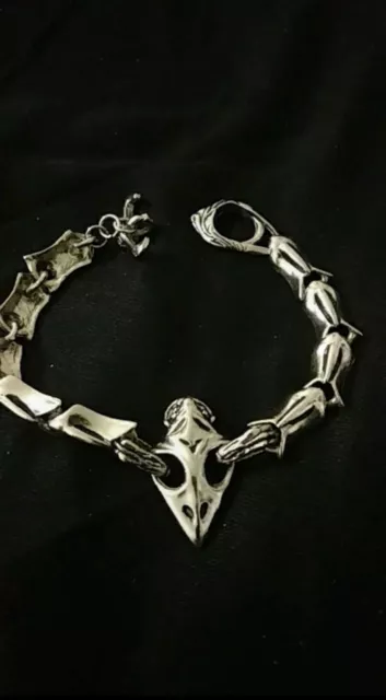 Bonita pulsera rokera en metal en buen estado como nueva.