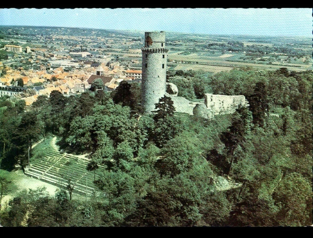 MONTLHERY (91) VILLAS & TOUR en vue aérienne en 1977