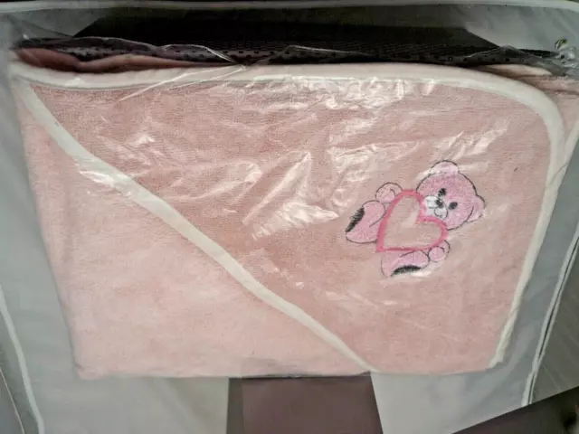 Cape de bain bébé rose éponge motif brodé ours avec coeur  75 x 75 cm