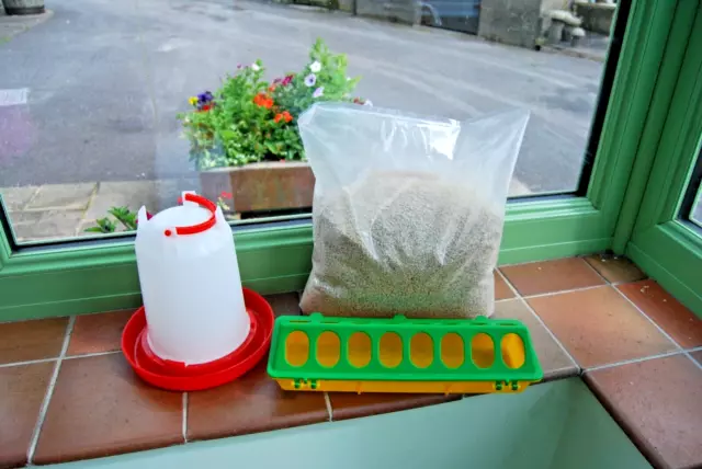 Chick starter kit 1kg crumbs/food/feed 30cm trough feeder & 1.5/ltr drinker