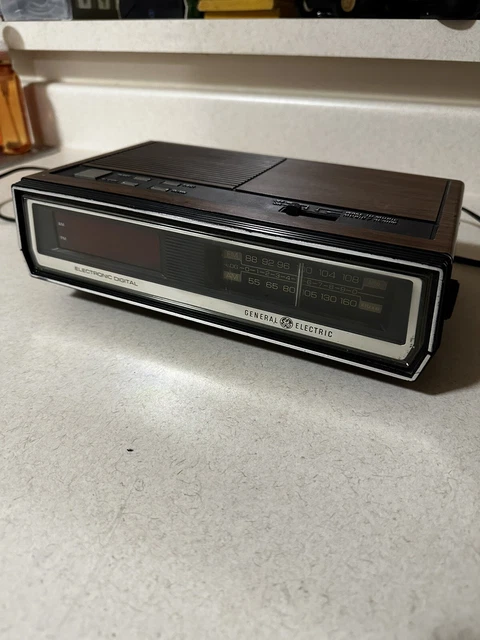Vintage GE General Electric AM/FM Alarm Clock Radio 7-4635A Digital Display