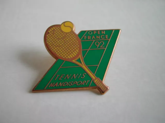 Pin's OPEN de FRANCE 92 - Tennis handisport - signé Arthus Bertrand