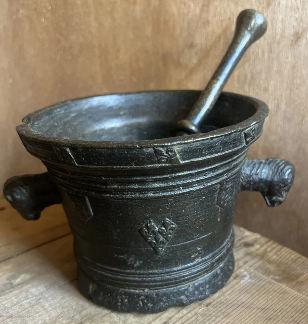 Ancien Décapsuleur En Métal – Ville De Riom Avec Blason Fleur De Lys (occasion)