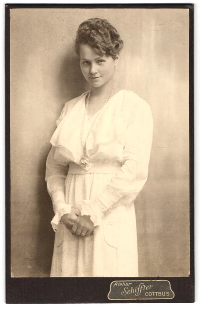 Fotografie Atelier Schiffter, Cottbus, Junge Dame im weißen Kleid mit Halskette
