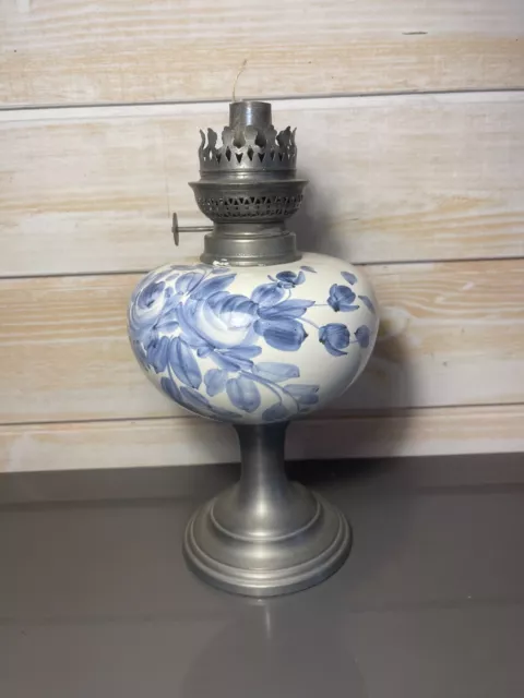 Ancienne lampe a pétrole en porcelaine, motifs floraux, bleu