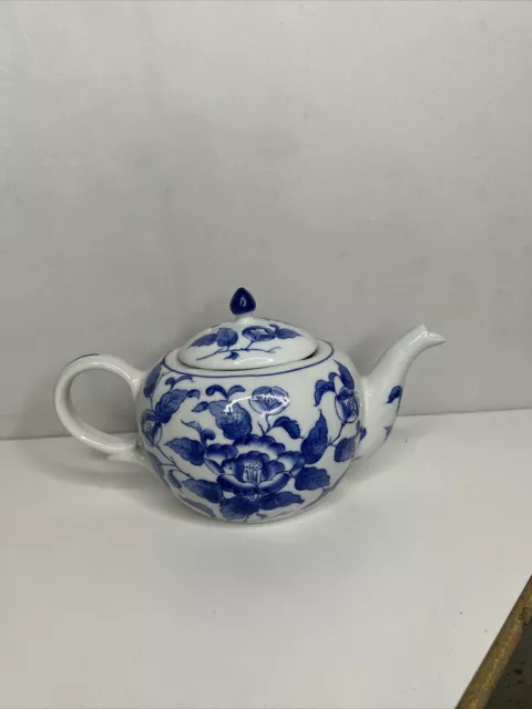 Handmade Blue and White Ceramic Teapot Large-capacity Home Insulated Teapot  1.6L