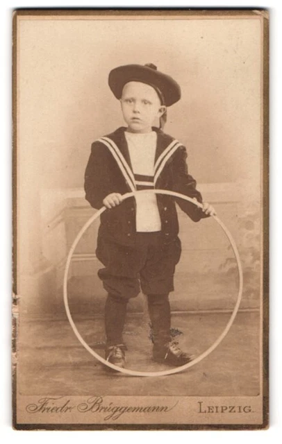 Fotografie Friedr. Brüggemann, Leipzig, Eisenbahnstr. 1, Portrait frecher Bube