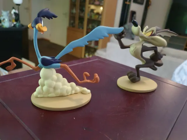 Extremely Rare! Wile E Coyote Chasing Road Runner Figurine Statue Set