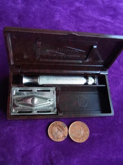 A Vintage Boxed Gillette 3 Piece De Ball End Safety Razor, In Bakelite Case.