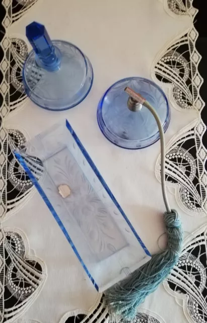 3tlg. Frisier Tisch Art Deko Blau Blumen Motiv geschliffen Kristall Glas Flacon