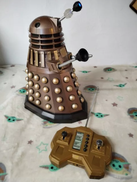 Doctor Who Remote Control  12 Inch Gold Dalek, 40 MHz Lights And Speech 2004 BBC 2