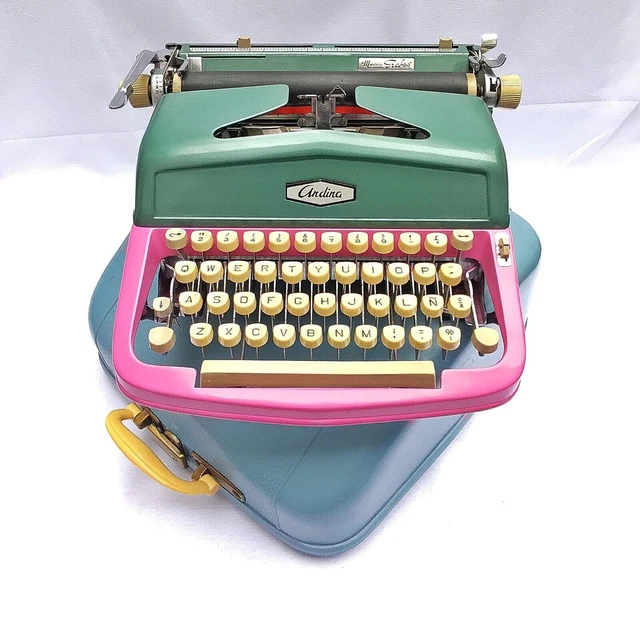 Vintage Typewriter from 1962. ANDINA Mod Graphs. Very rare to find.