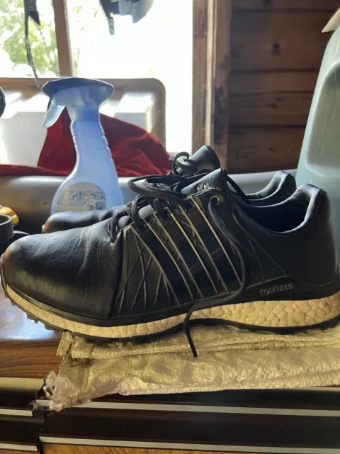 Mens  Adidas tour 360  golf shoes Size 7  spikeless