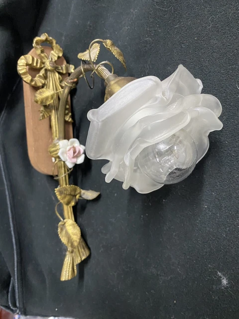 Ancienne applique murale decor floral et tulipe en verre opalescent