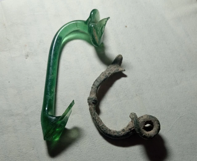 Lote De Objetos Romanos 10 - Asa De Vidrio Romana  Y Fibula Ibero Romana