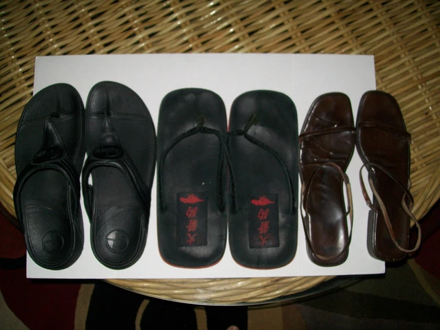 FitFlop Women’s Black Rubber Thong Flip Flops 030-057 & Japanese Clogs Size 10