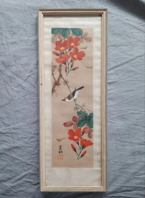 Gemälde asiatisch Vogel mit Blüten vermutlich auf Stoff gemalt im Rahmen