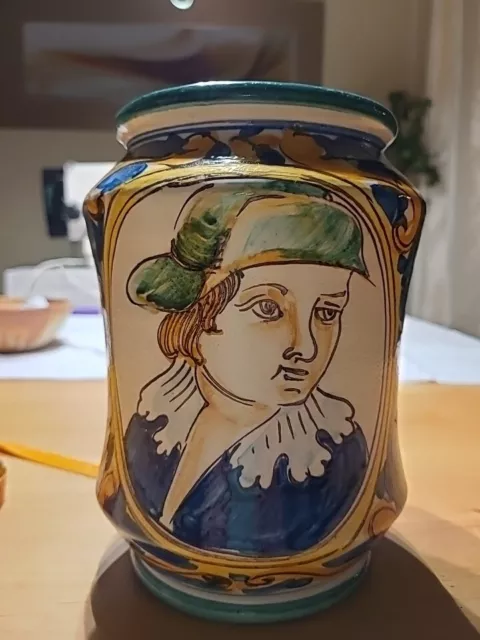 Apothekengefäß Albarello Keramik bemalt Ornamentmuster Kartusche mit Bildnis