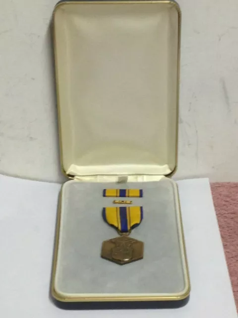 Viet Nam Era U.S. Air Force Commendation Medal In Case ~ Ribbon Bar ~ Lapel Pin