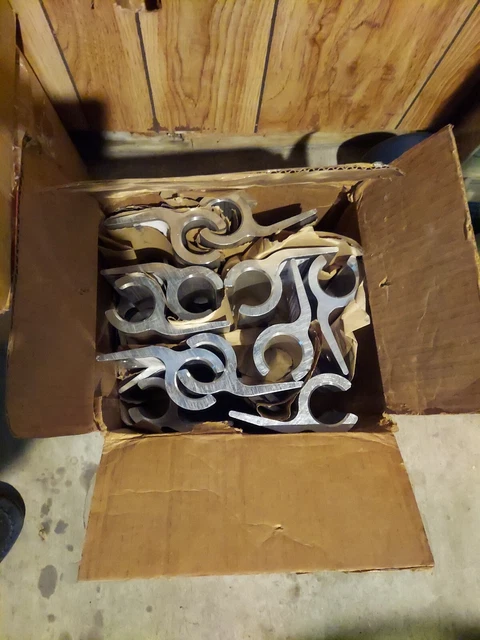 24 pcs Paccar L67-1000 22107AA Kenworth T800 Receptacle Hood Locating  Brackets