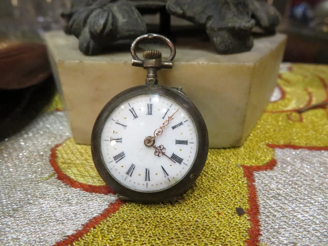 Montre Gousset Ancienne En Argent - Non Fonctionnelle - Parfaite Pour Collection Ou Décoration